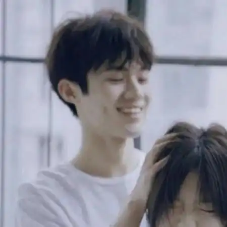 个性微信情侣头像一左一右我笑的阳光明媚的样子 个性微信情侣头像一左一右我笑的阳光明媚的样子