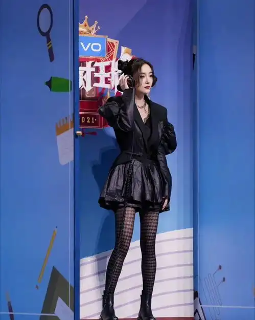  杨幂黑丝长笔直美腿好亮眼
