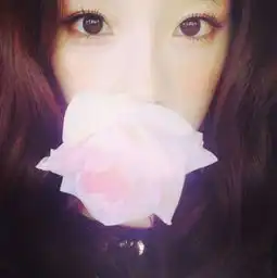 拿着一朵红玫瑰花的女生头像 拿着一朵红玫瑰花的女生头像