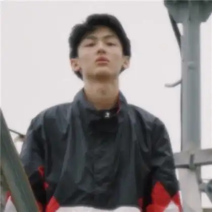  个性情侣头像一男一女,虽然相爱但是眼中带着遗憾