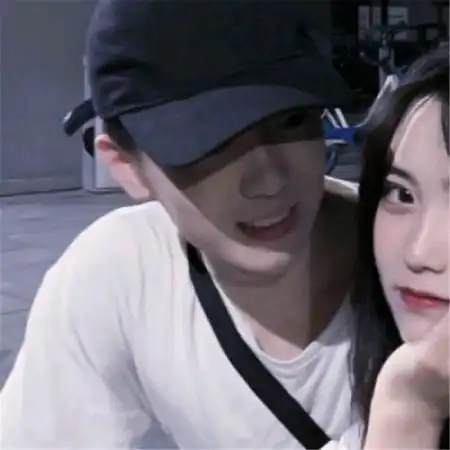 个性微信情侣头像一左一右我笑的阳光明媚的样子 个性微信情侣头像一左一右我笑的阳光明媚的样子