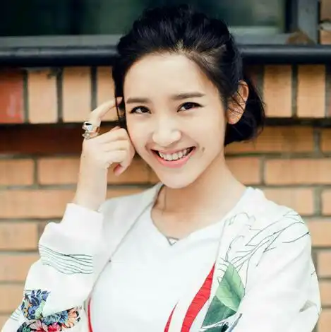 唐艺昕身着白色高领针织连衣裙,低调诠释冬季时尚美学 唐艺昕身着白色高领针织连衣裙,低调诠释冬季时尚美学