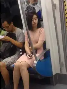 小姐姐撞脸赵丽颖,地铁上搞怪表情引人注目,网友一见倾心 小姐姐撞脸赵丽颖,地铁上搞怪表情引人注目,网友一见倾心