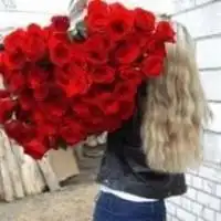 女生抱着玫瑰花的图片 女生抱着玫瑰花的图片