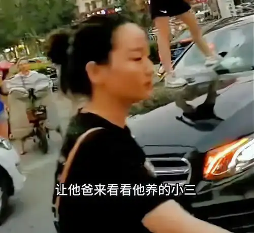  安徽女子当众砸奔驰,司机坐在车里不敢动,这车小三开了3年