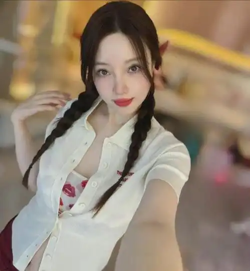  李小璐离婚后越来越放飞穿奶白衬衫只系一颗扣,43岁又纯又欲