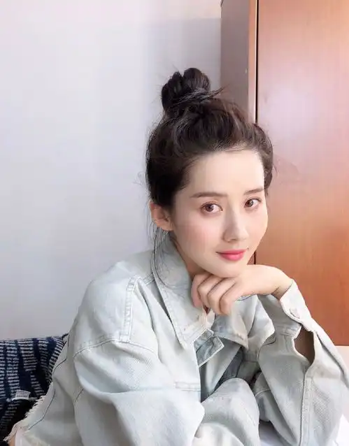  她被周星驰看中演新喜剧之王,牛仔外套丸子头,太可爱了