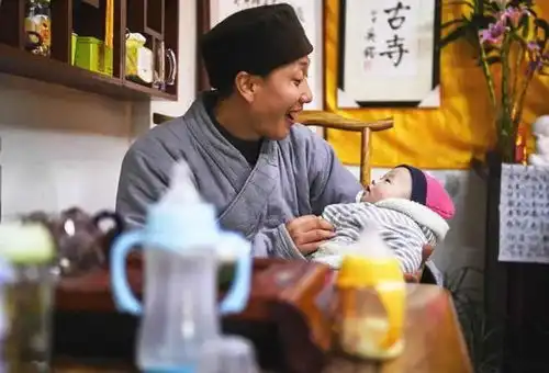  一和尚开豪车带孕妇去医院,医生问父亲是谁他双手合十是我