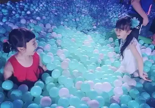  龙游东方广场惊现庞然大物