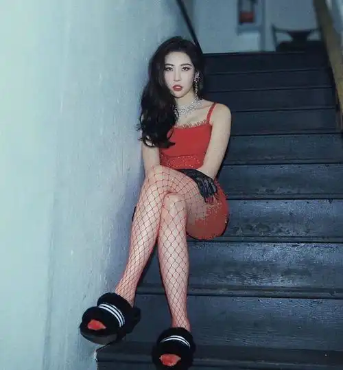 头像女渔网袜吊带裙