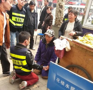  北海城管举牌静默围观最强小贩难顶3天图