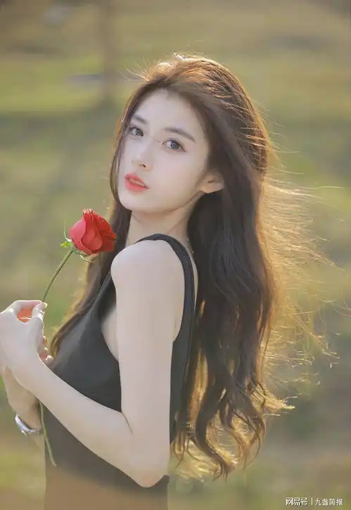 手捧玫瑰花的美女爱与美的化身 手捧玫瑰花的美女爱与美的化身