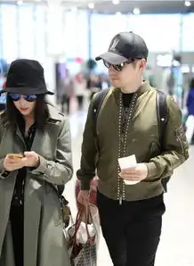 严屹宽和妻子杜若溪现身机场两人甜蜜牵手恩爱十足 严屹宽和妻子杜若溪现身机场两人甜蜜牵手恩爱十足