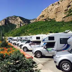  有一辆房车的旅行生活