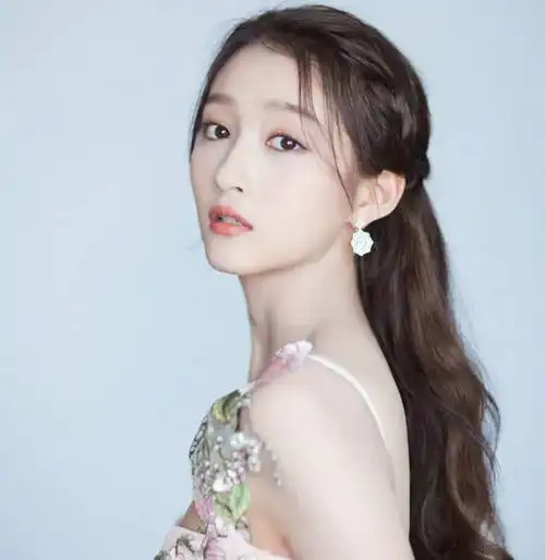  陪女儿关晓彤去时装秀,二人合影似情侣,但关少曾手放的位置亮了
