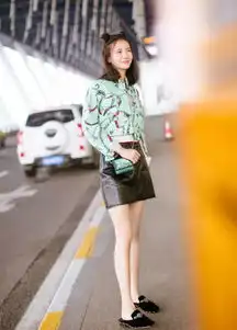  梳着春丽头的金晨可爱到飞起,街拍衬衫配皮裙时尚度满分