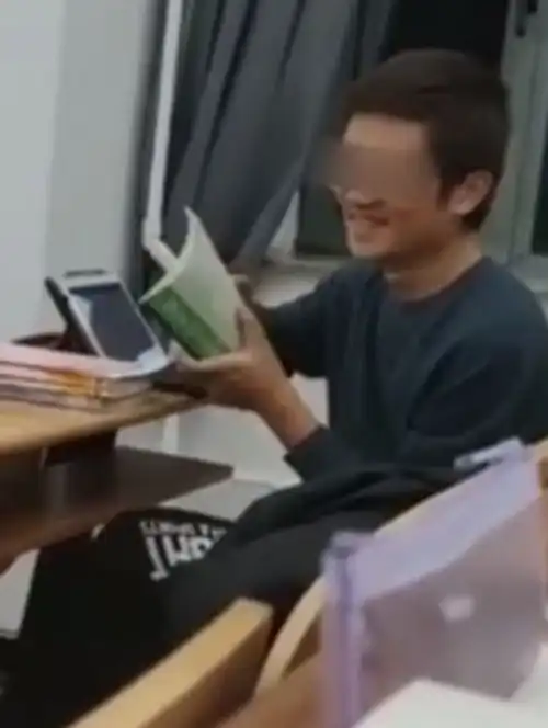  30秒辣眼睛视频疯传情侣在教室内激吻缠绵,后排男生傻眼苦笑
