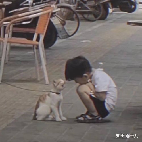  女生逛街时走着走着,突然停下来捂着屁股很慌张,这是为什么女生正常咳嗽了一下,却突然僵住了这是为什么