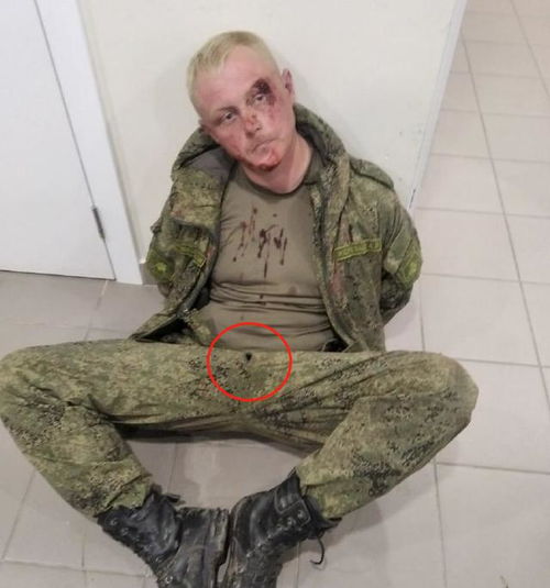  俄军士兵开战车酒驾,撞倒围墙冲进机场,逮捕后被打到浑身是血
