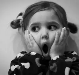  墨尔本5岁宝宝床上的玩具中竟然发现7条毒蛇捕蛇大师警告床铺凌乱的人小心引蛇上身