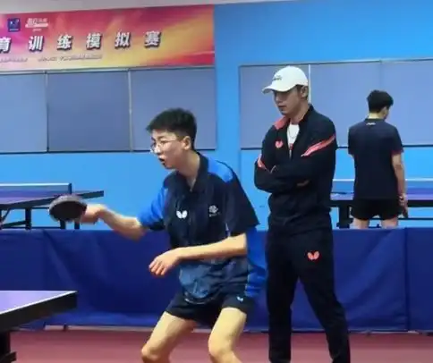 张继科开新账号直播乒乓教学,本人憔悴又驼背,学费9800引热议  张继科开新账号直播乒乓教学,本人憔悴又驼背,学费9800引热议