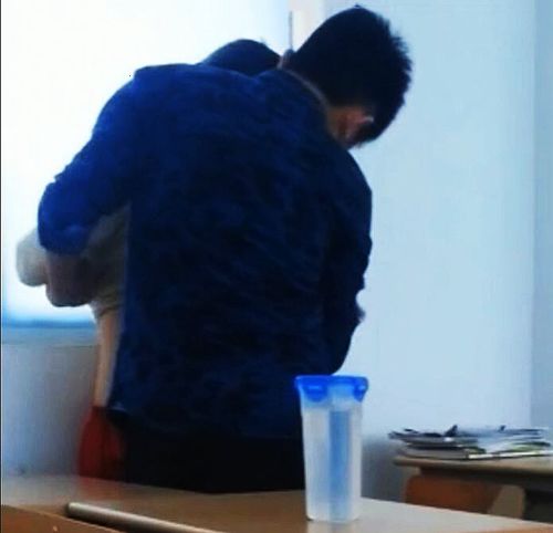  情侣在教室激情碰撞,女生竟然主动配合男友深度探索