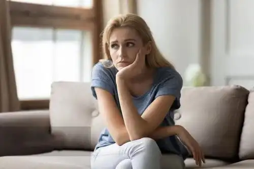  才上大学的女儿变得情绪低落,抑郁休学的她到底经历了什么