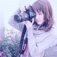  女生拿着手机被拍照的情侣头像微信头像图片大全