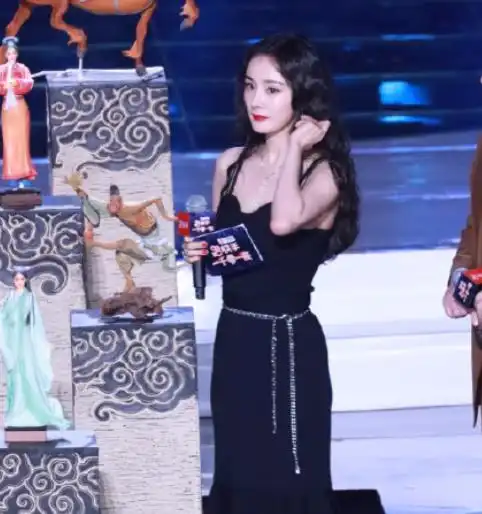 黑色吊带裙头像