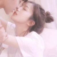  少女的心,纯真的爱情侣头像亲吻或拥抱图片
