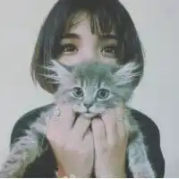  肩上有只猫的女生头像
