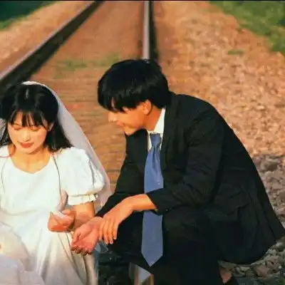 ins头像情侣一左一右蹭