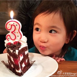  李小鹏晒女儿生日照网友赞奥利可爱小萌神