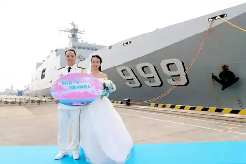 湛江军港码头举办21对军人集体婚礼,盛大而浪漫的一场婚礼让人一生难忘 湛江军港码头举办21对军人集体婚礼,盛大而浪漫的一场婚礼让人一生难忘