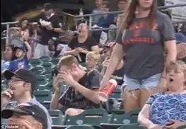 镜头捕捉情侣赛场吵架女友暴怒拂袖离去 镜头捕捉情侣赛场吵架女友暴怒拂袖离去