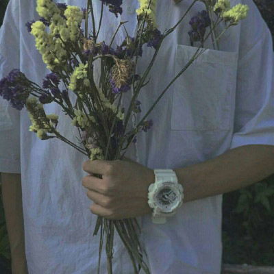  女生手捧鲜花头像