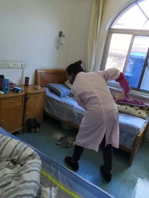  就是老人子女,也不能进来,这个护养院如履薄冰爱护着老人