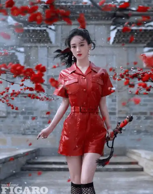  赵丽颖手持长剑登杂志封面变霸气女侠,穿吊带露脐装大秀蚂蚁腰