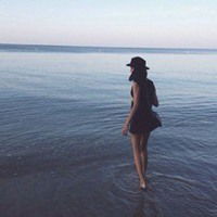  海边背影图片女伤感微信头像图片大全