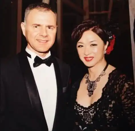  51岁金星自曝最想做女人,现身机场被拍,这个细节被赞超贴心