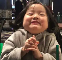  她不只是可爱表情包,更是超会拍照的穿搭博主