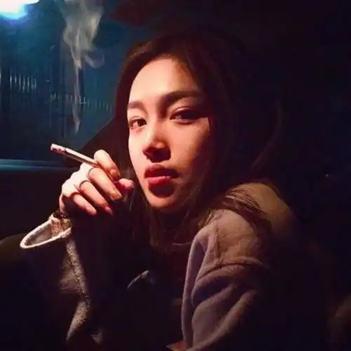 伤感头像抽烟女