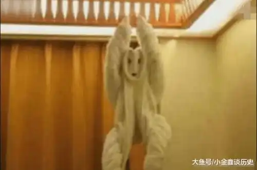 保洁阿姨打扫酒店房间,发现床上一叶红,随后保洁阿姨暴怒 保洁阿姨打扫酒店房间,发现床上一叶红,随后保洁阿姨暴怒