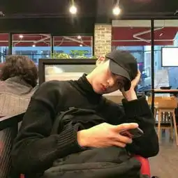  2018戴帽子的帅哥头像个性帅气超有范人人都善良彼此都设防...