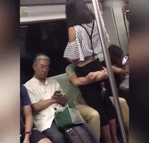  实拍情侣在天津地铁搂抱手机新浪网